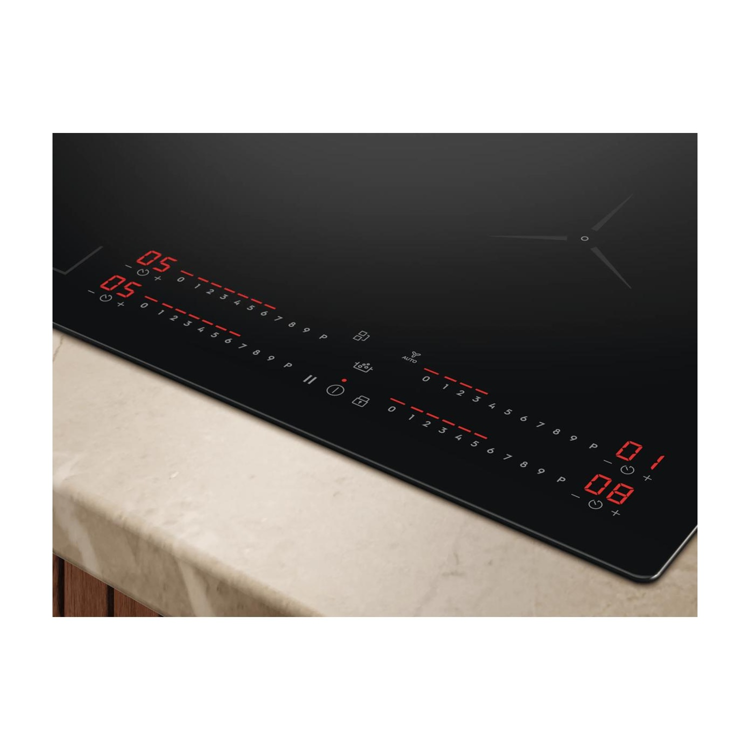 Piano cottura a induzione nero con display digitali rossi e comandi a sfioramento su un piano chiaro.