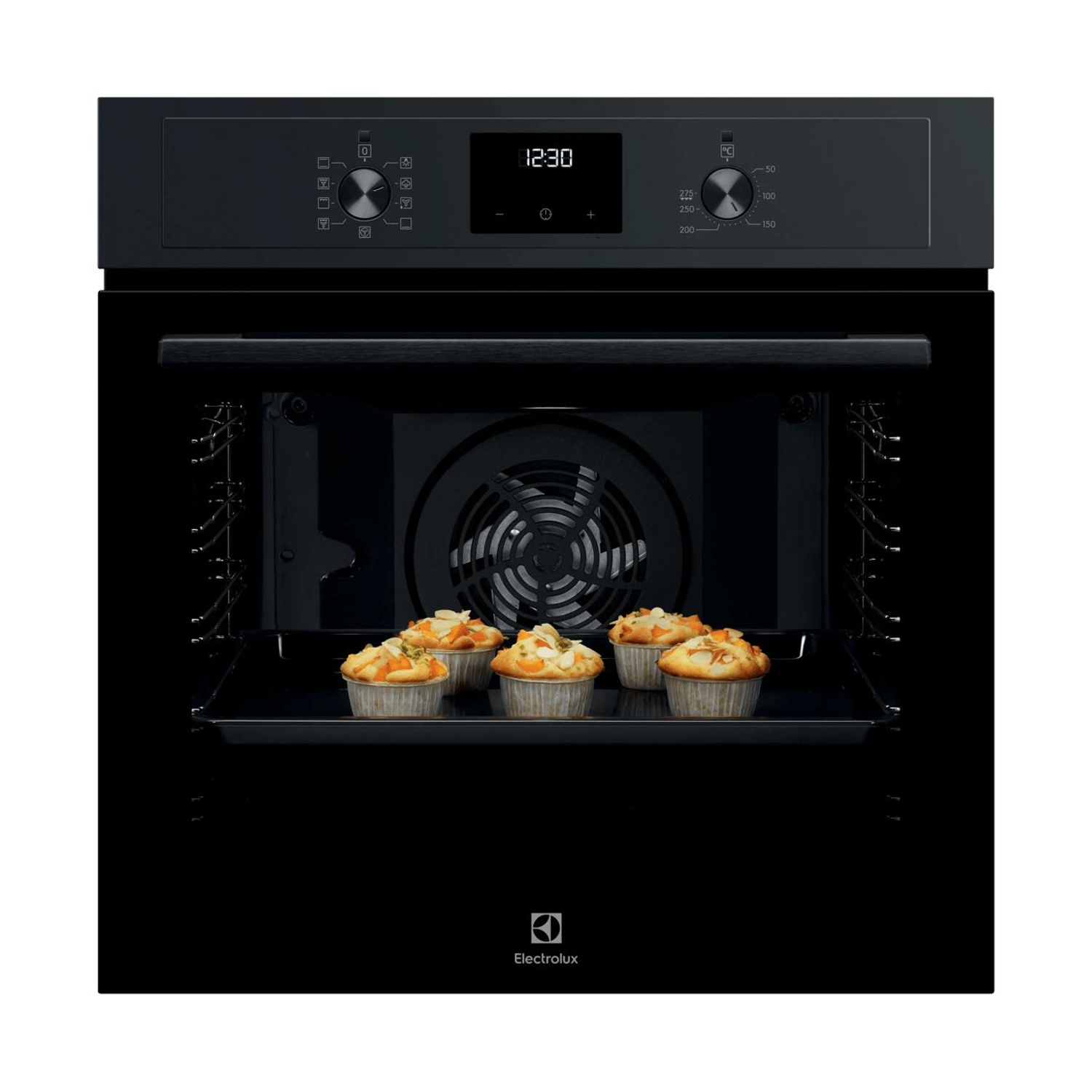 Un forno da incasso nero con una teglia di cinque muffin cotti all'interno.