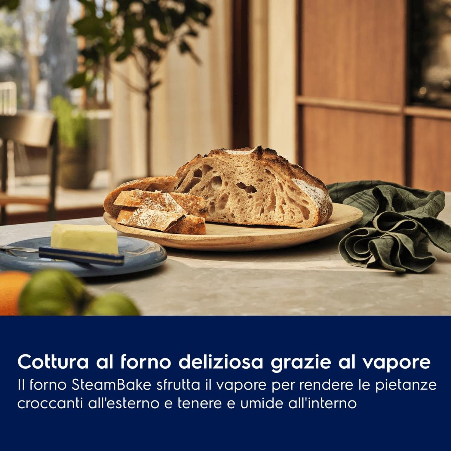 Pane fresco su piatto di legno con burro, un panno verde e testo in una barra blu in basso.