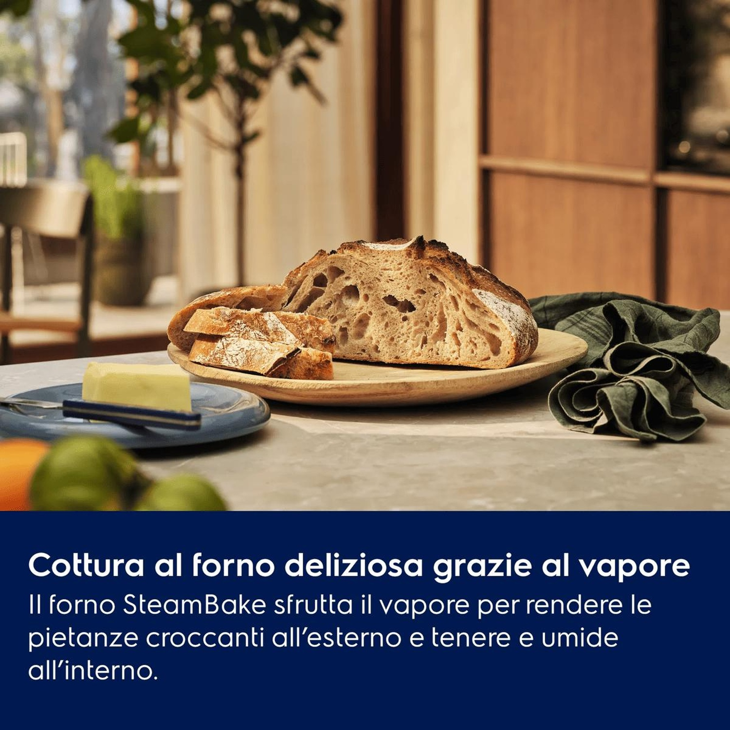 Pane appena sfornato con burro su un piatto di legno in cucina, accompagnato da testo in italiano.