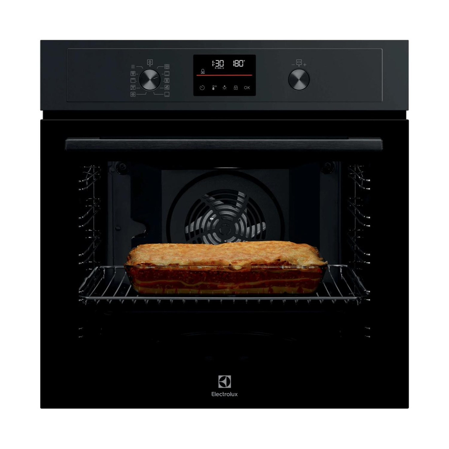 Un forno da incasso Electrolux nero con display digitale mostra delle lasagne in una teglia sulla griglia.