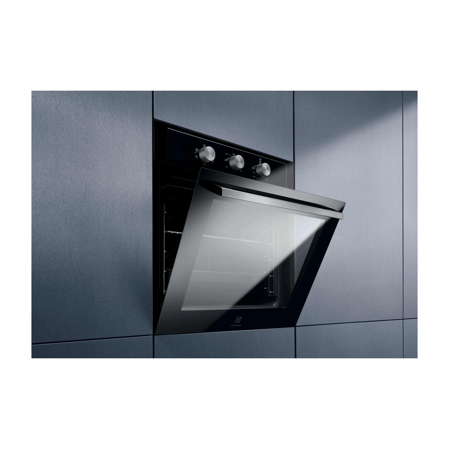 Un forno da incasso nero con porta a vetro aperta e manopole in metallo su parete scura.