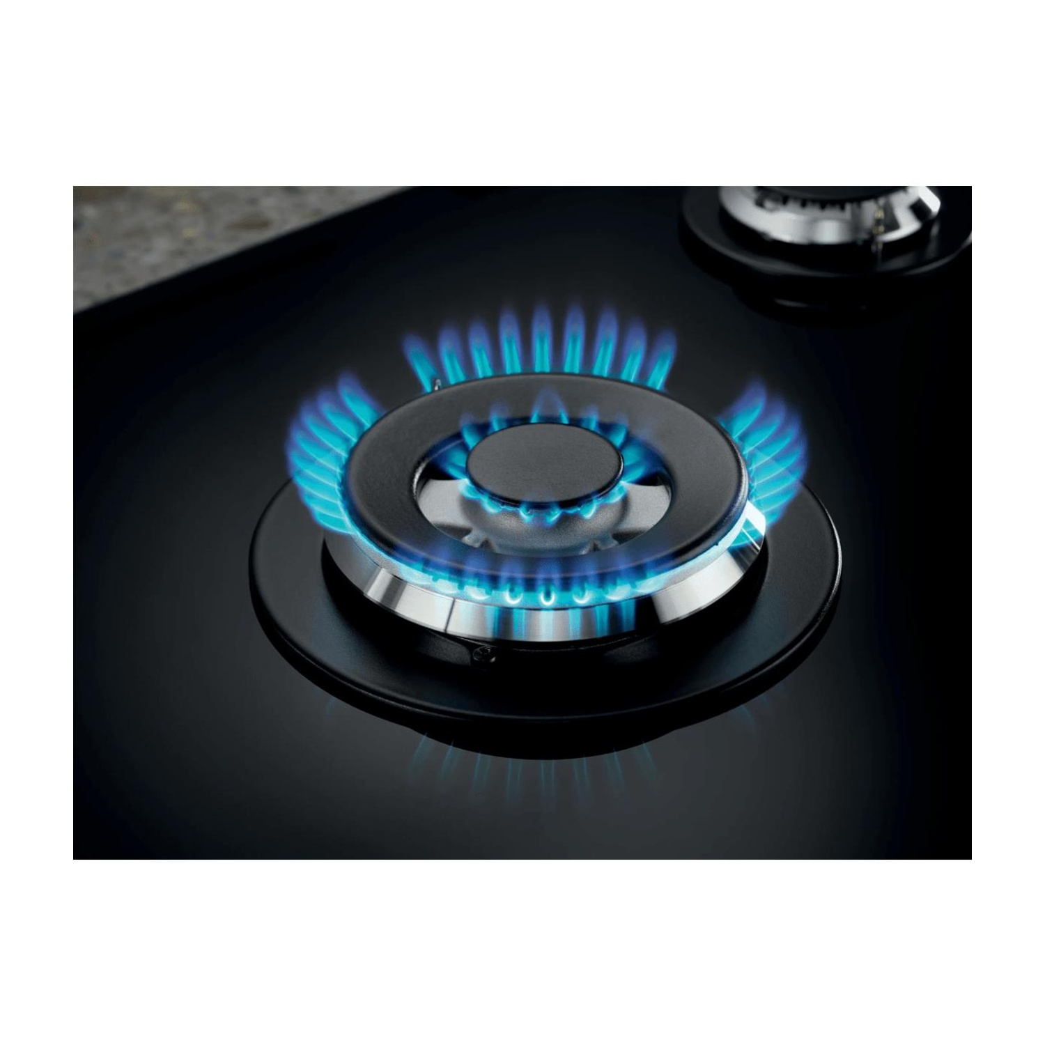 Un piano cottura a gas nero con una fiamma blu accesa.