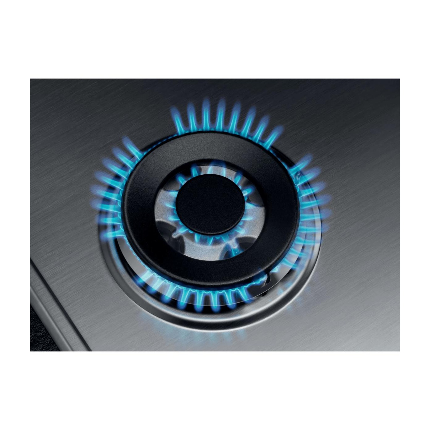 Un bruciatore a gas con fiamme blu accese su uno sfondo in acciaio inossidabile argentato.