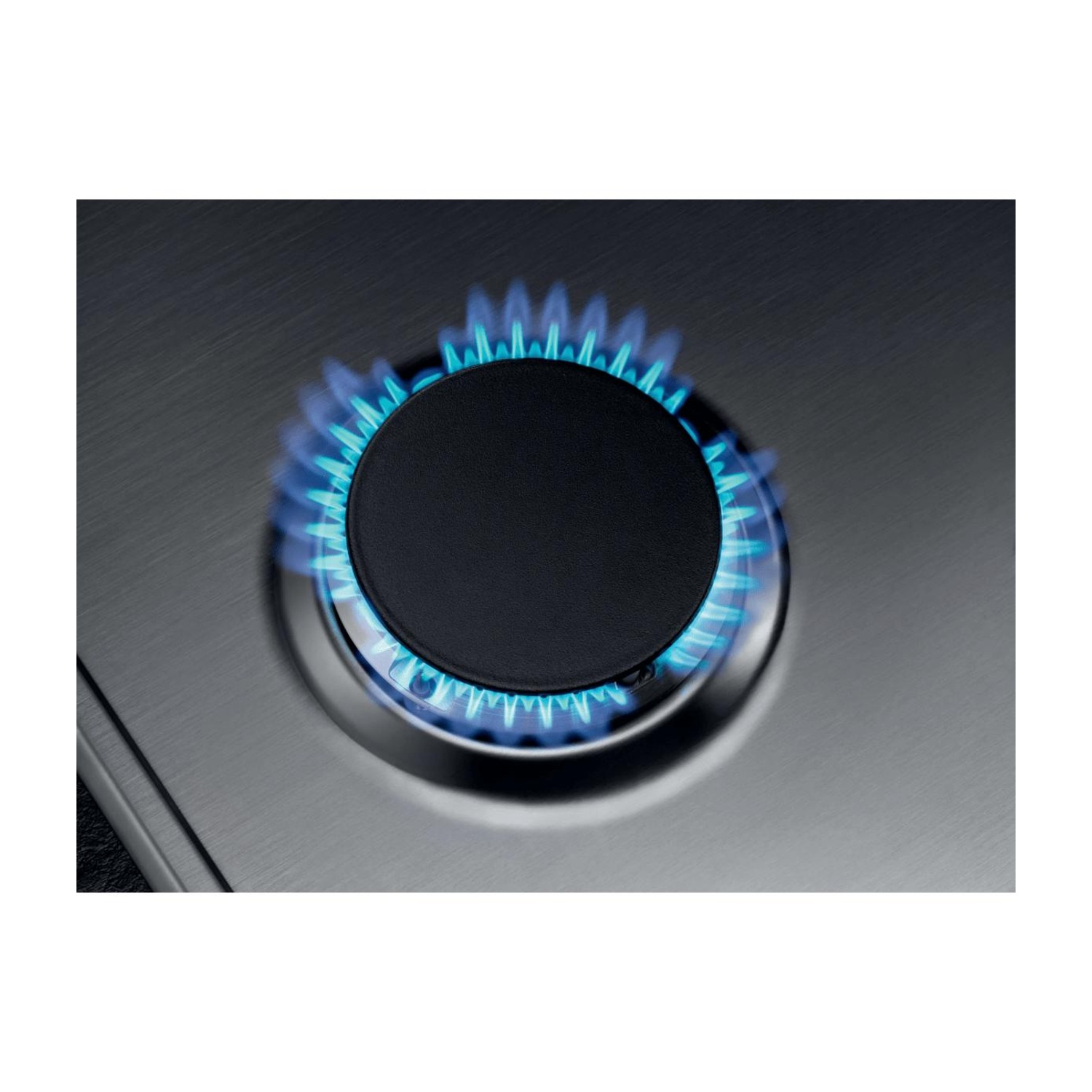 Una fiamma di gas blu brucia su un piano cottura in acciaio inox sotto un copri-bruciatore nero.