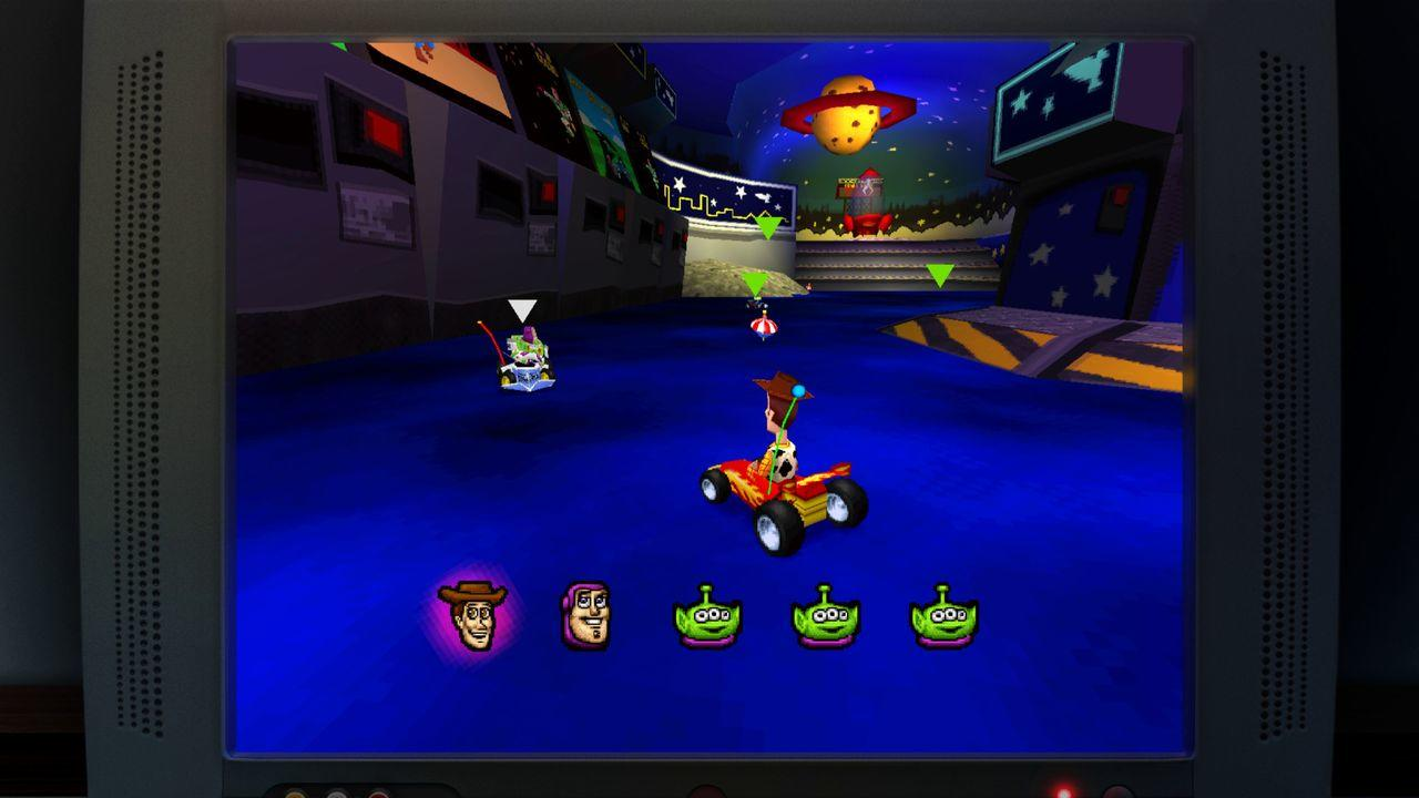 Ein Videospiel zeigt eine Go-Kart-Strecke mit Toy-Story-Figuren in einer futuristischen Kulisse.