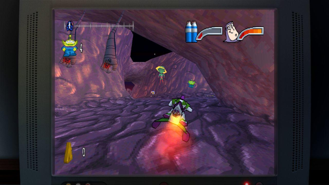 Videospielszene: Buzz Lightyear fliegt auf einem Jetpack durch eine lila Höhlenlandschaft mit UI-Elementen.