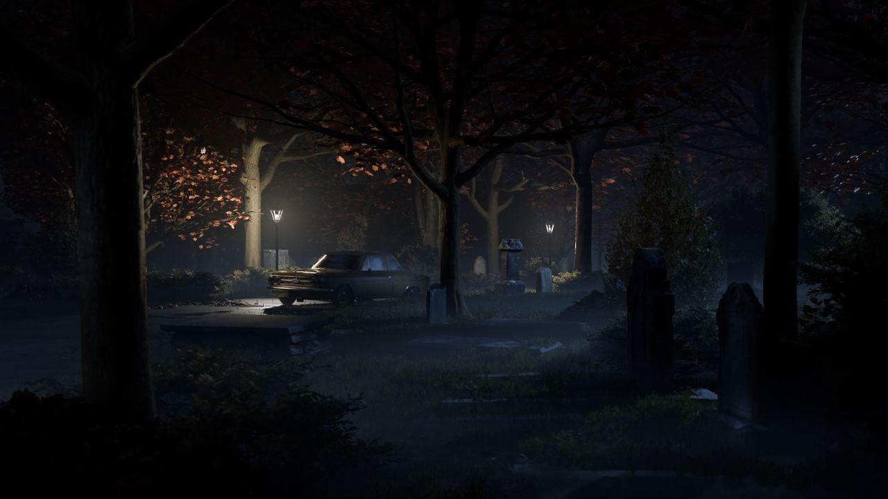 Ein klassisches Auto parkt nachts in einem nebligen Friedhof unter Bäumen und Laternen.