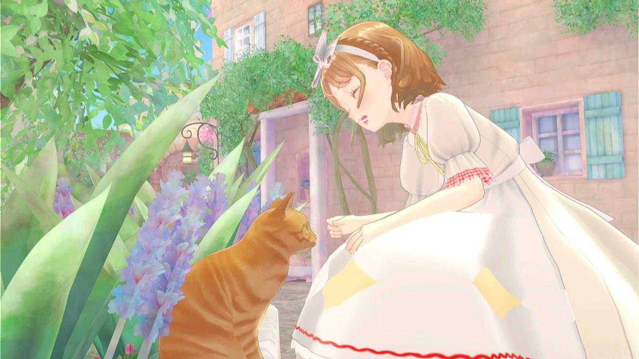Ein blondes Mädchen in weißem Kleid und Haarschmuck streichelt eine orangefarbene Katze im Garten.
