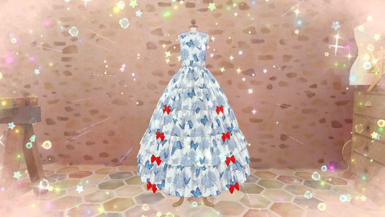 Ein weißes, ballkleidartiges Kleid mit blauen Schmetterlingen und roten Schleifen auf einer Puppe, umgeben von Lichteffekten.