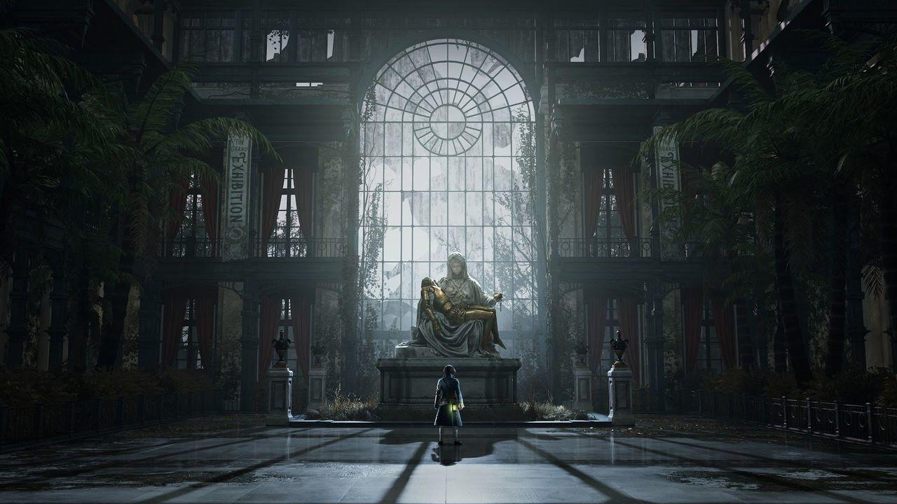 Eine Person steht in einer riesigen, verlassenen Halle vor einer großen Pietà-Statue unter einem Glasfenster.