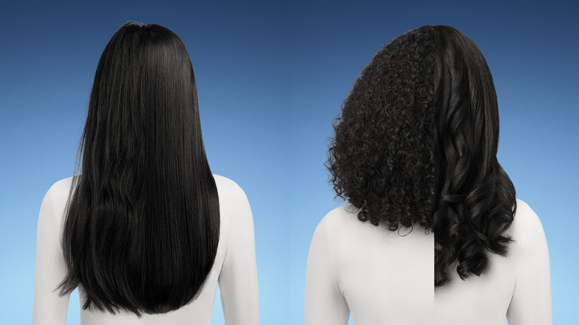 Rückansicht von zwei Puppen, die glattes schwarzes Haar links und lockiges Haar rechts vor einem blauen Hintergrund vergleichen.