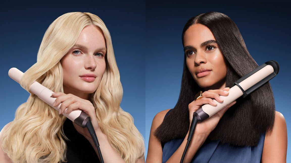 Zwei Frauen mit unterschiedlichen Haartypen halten jeweils ein roséfarbenes Haarglättereisen vor blauem Hintergrund.