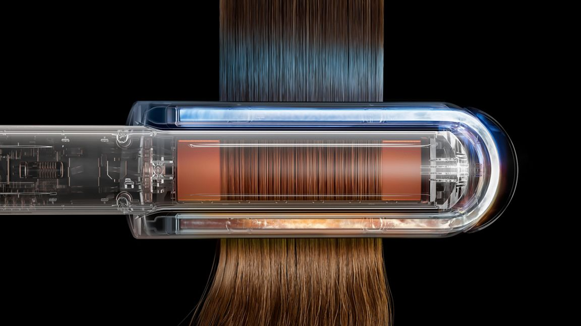 Transparenter Haarglätter, der braunes Haar auf schwarzem Hintergrund glättet.