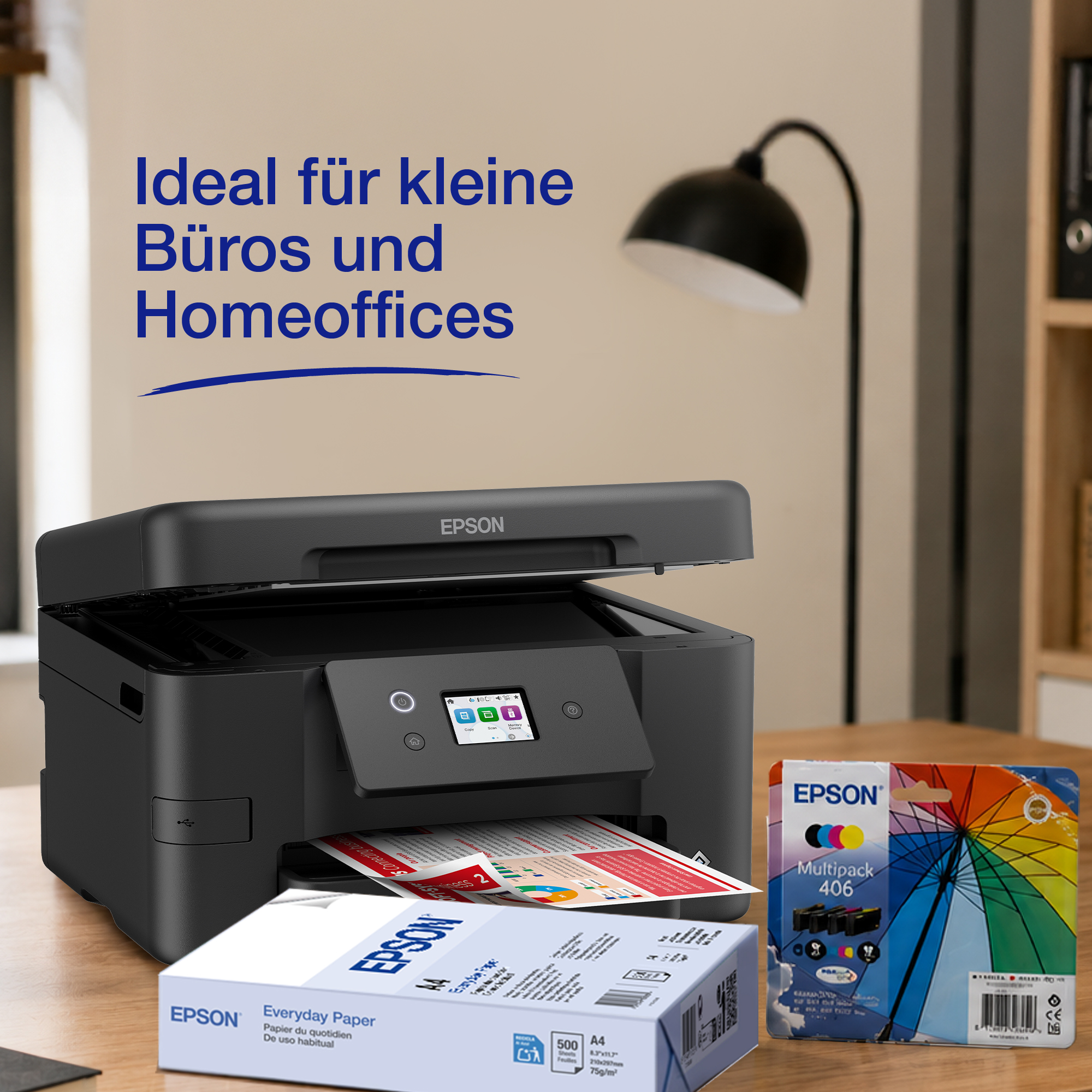Ein schwarzer Epson Drucker druckt ein Dokument, mit Papier und Tintenpatronen auf einem Holztisch.