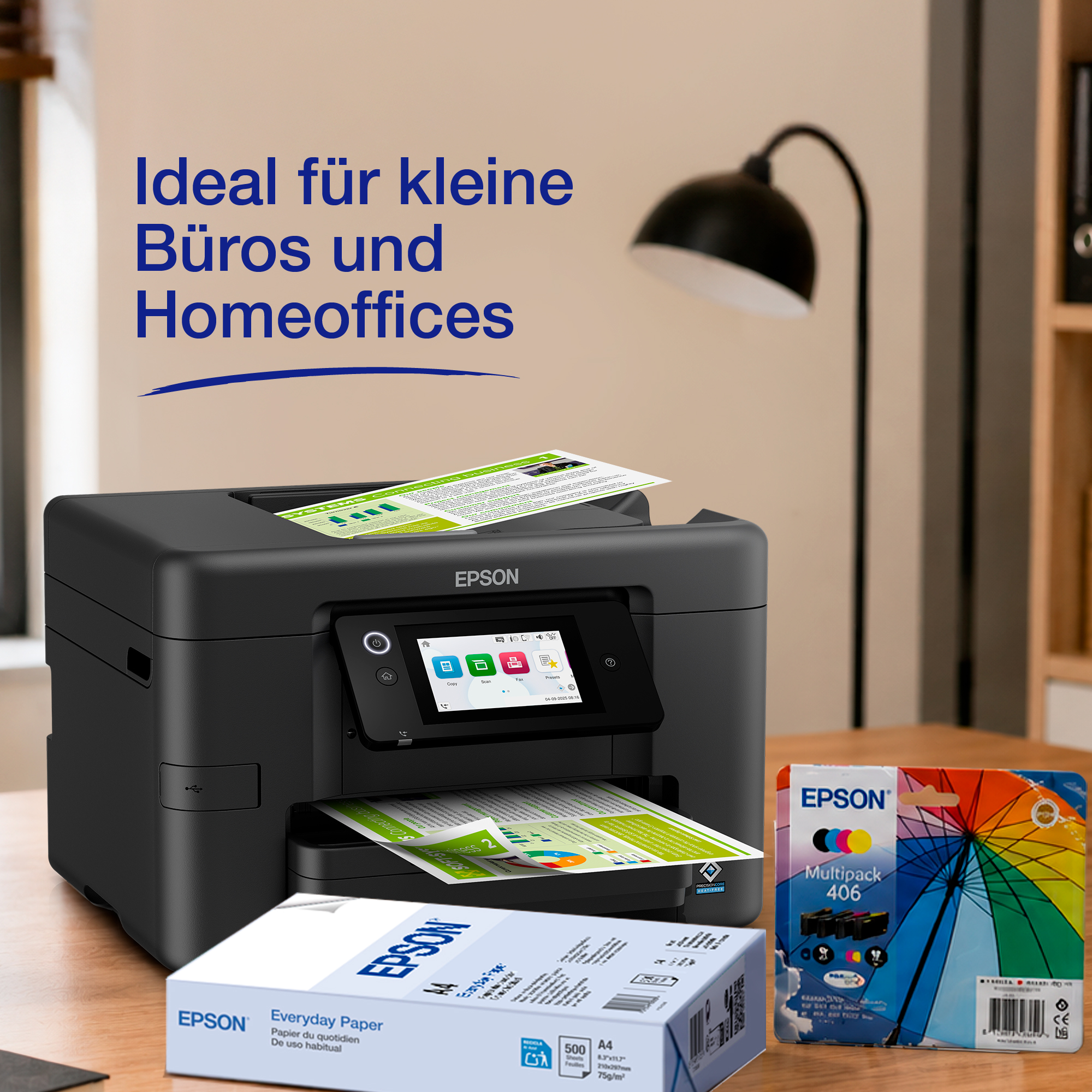 Epson-Drucker auf einem Tisch mit Papier, Tintenpatronen und Text im Hintergrund.