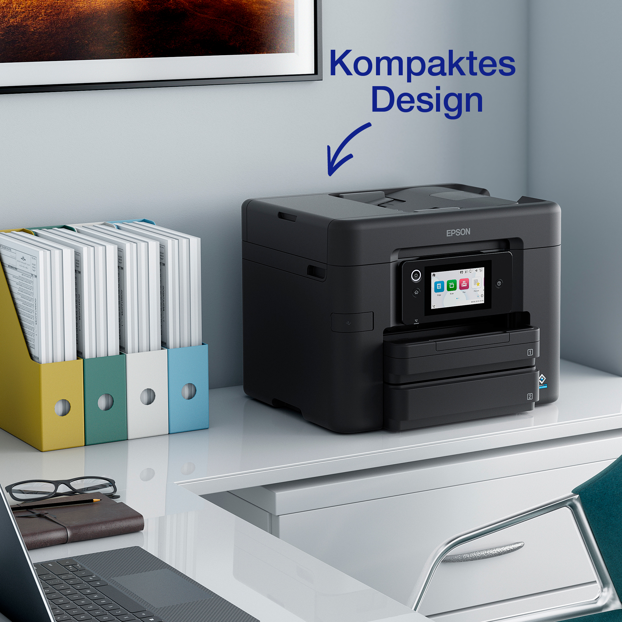 Ein schwarzer Epson Drucker steht auf einem weissen Schreibtisch neben Aktenordnern, mit Text Kompaktes Design.