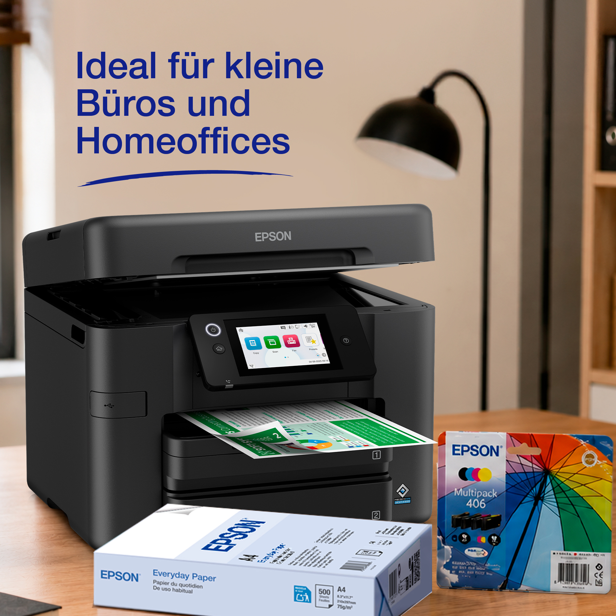 Epson Drucker auf Holztisch mit Papierstapel und Farbpatronen, im Hintergrund ein Lampenschirm.