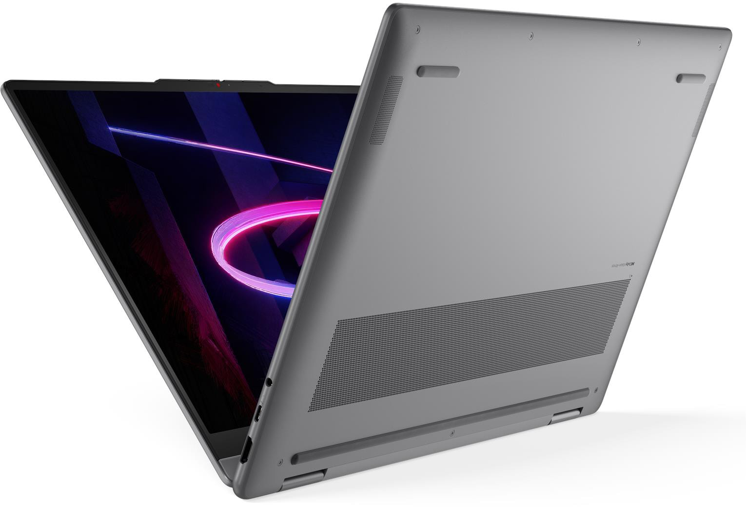 Szürke laptop hátulról, nyitott képernyővel és rózsaszín fényekkel.