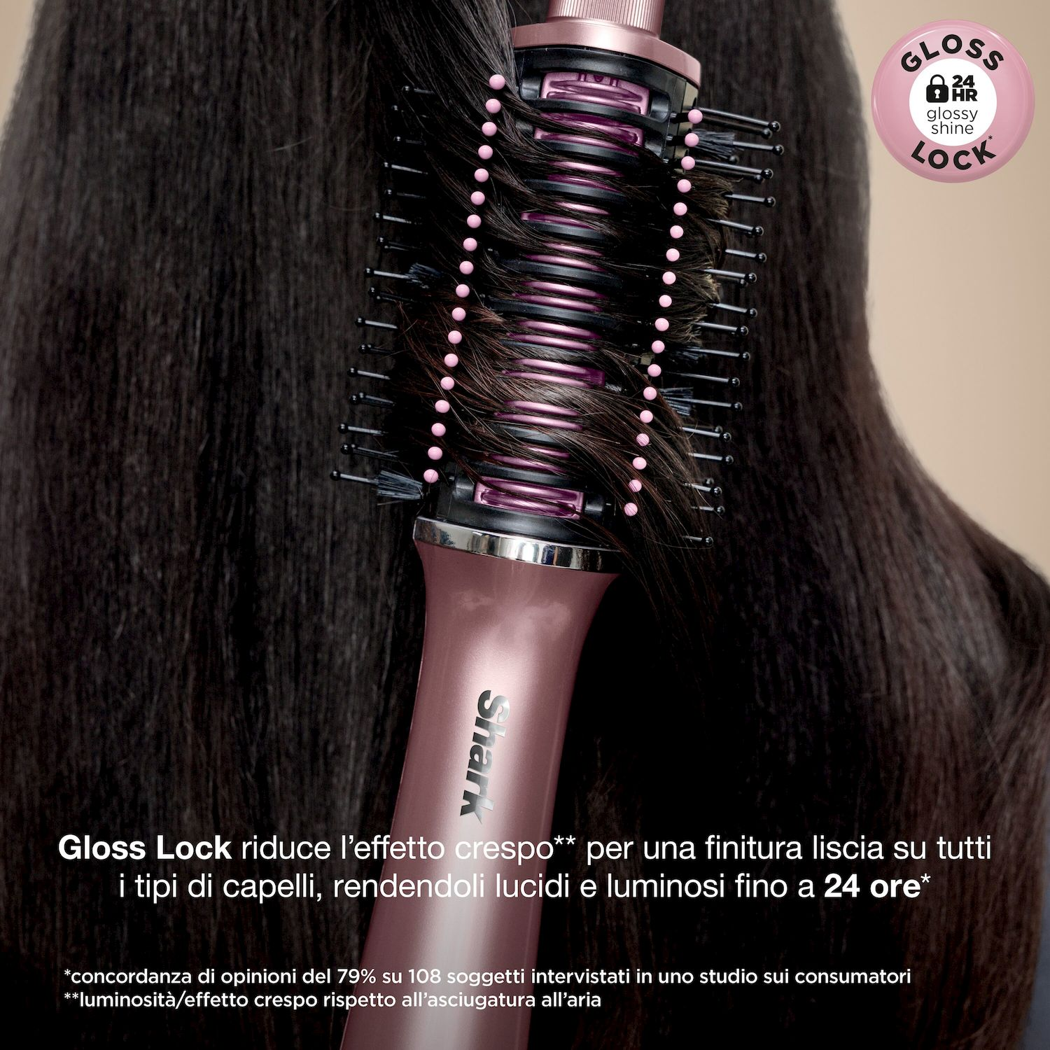 Una spazzola per capelli Shark rosa modella lunghi capelli neri, con testo e stemma.