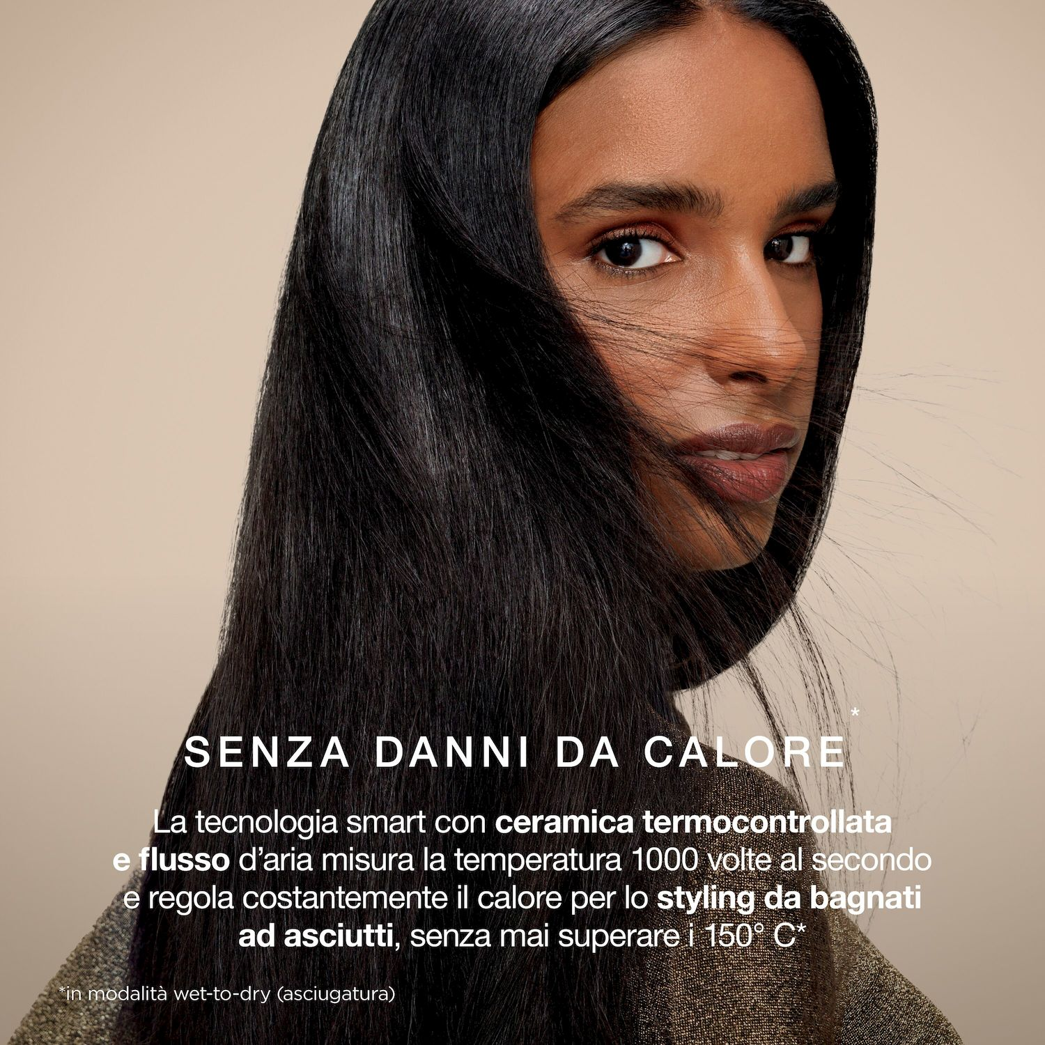 Una donna con capelli lunghi e scuri guarda oltre la spalla su sfondo neutro con testo in italiano.
