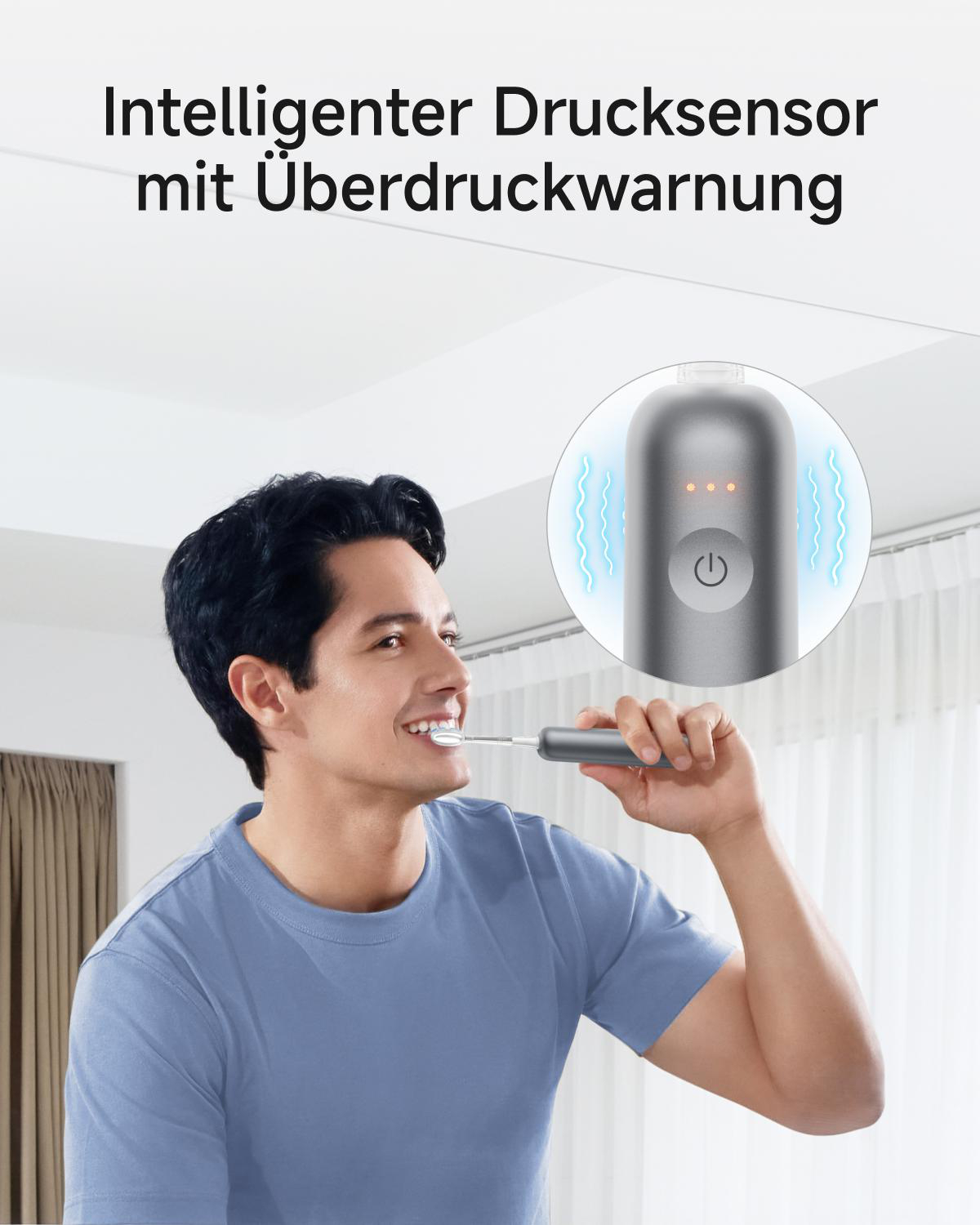 Ein Mann putzt seine Zähne mit einer grauen elektrischen Zahnbürste in einem hellen Raum.