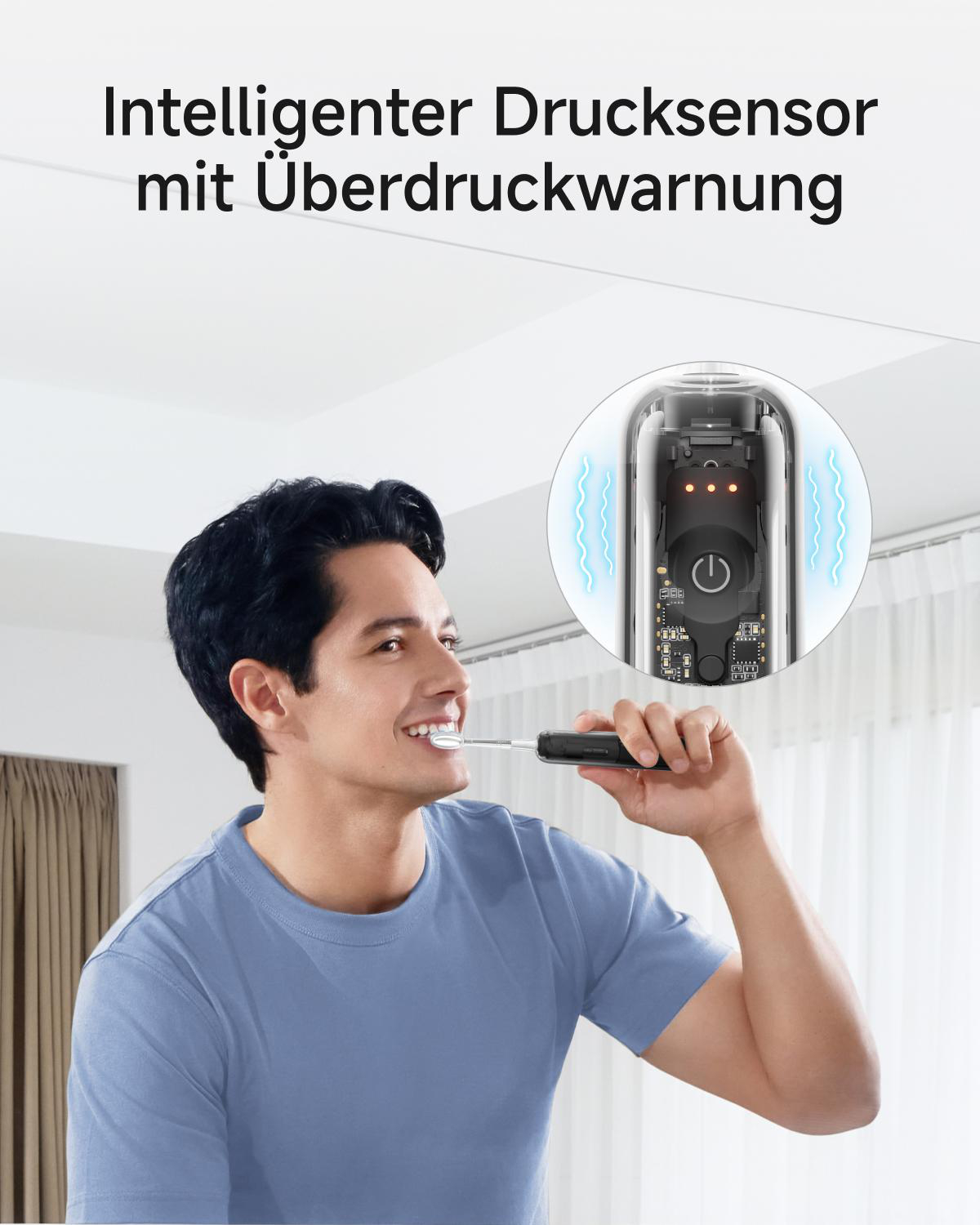 Ein Mann lächelt, während er sich mit einer elektrischen Zahnbürste die Zähne putzt.