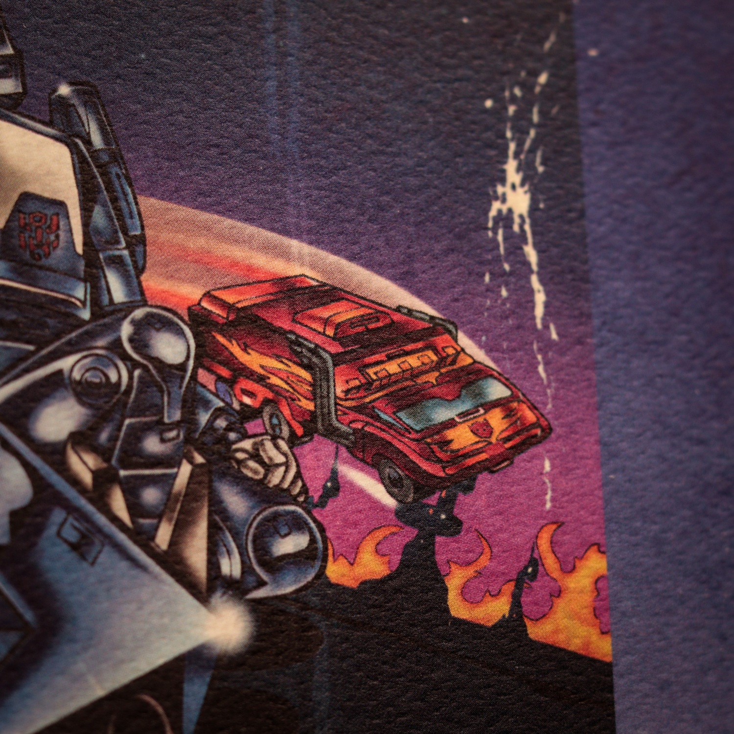 Ilustración retro que muestra un coche rojo volando junto a un robot sobre un paisaje morado y naranja.