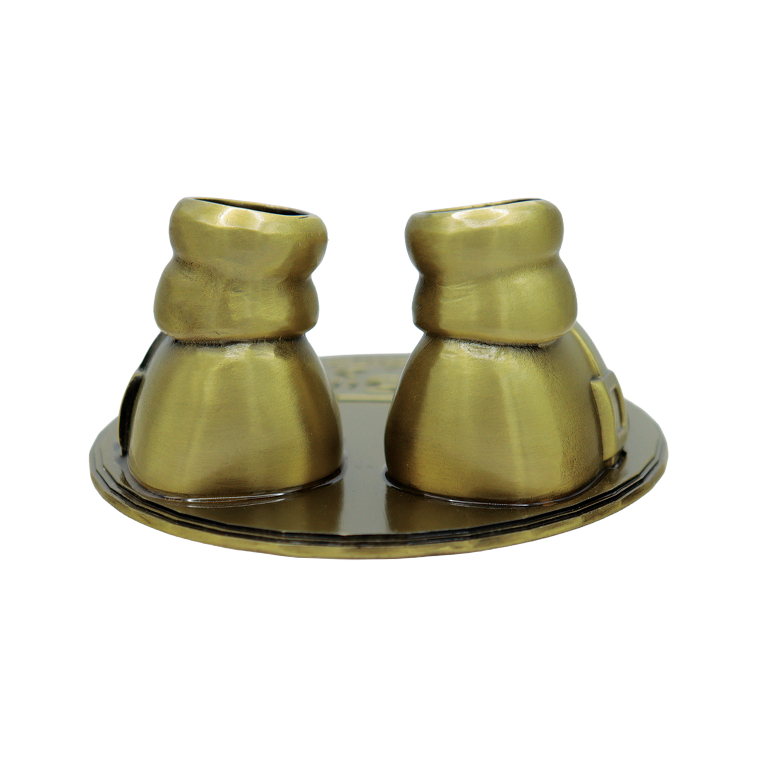 Dos saleros y pimenteros dorados en forma de bota sobre un plato a juego contra un fondo negro.