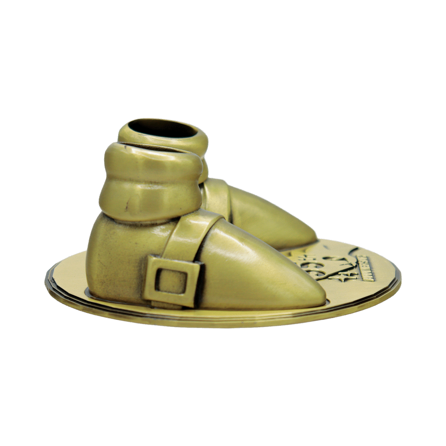 Botas de metal de color dorado con hebillas sobre una placa redonda contra un fondo negro.