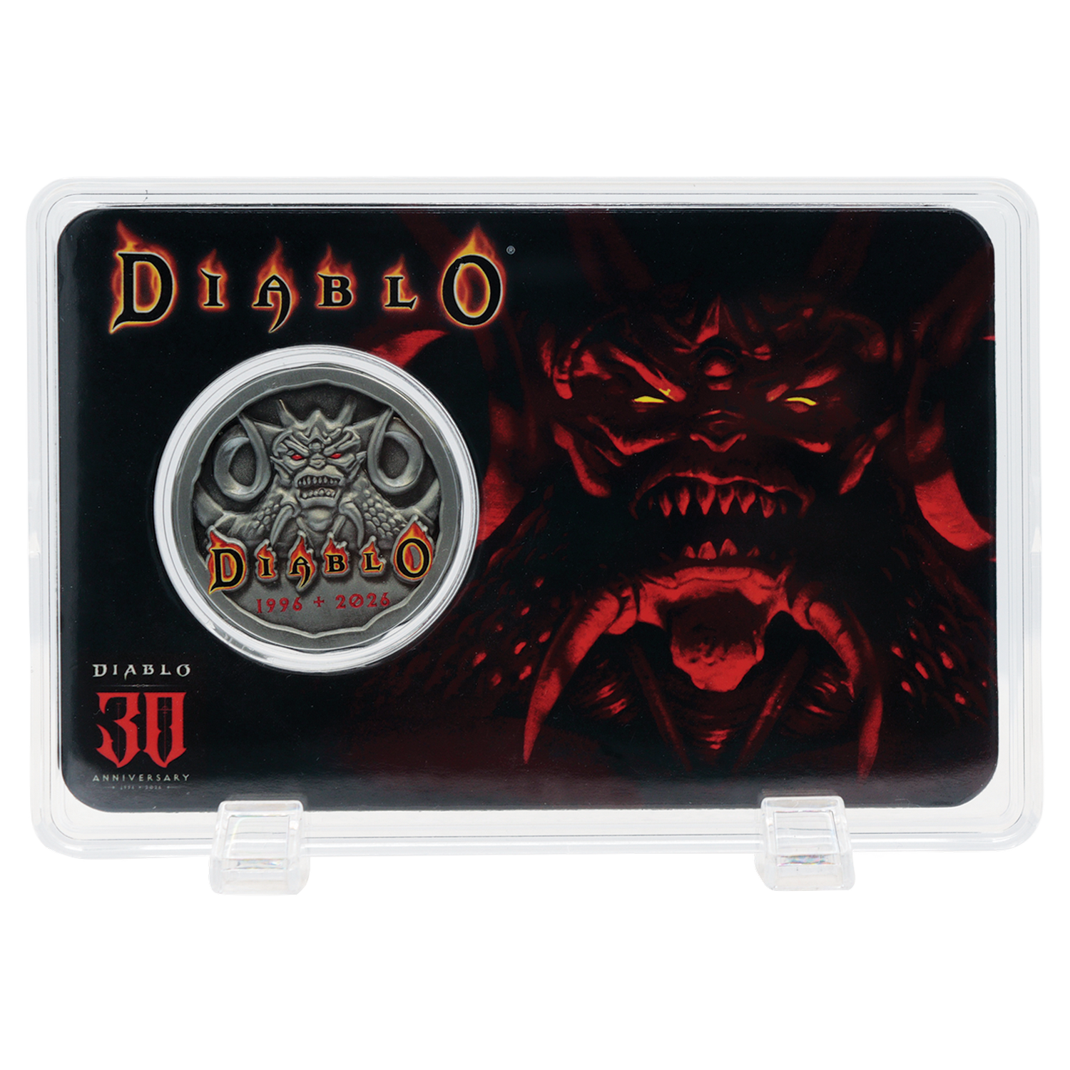 Una moneda conmemorativa del 30 aniversario de Diablo en un estuche acrílico sobre fondo rojo.