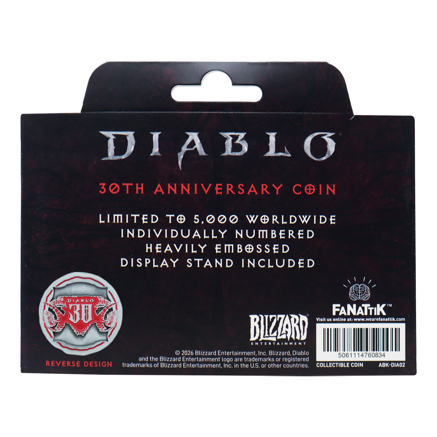 El empaque para una moneda del 30 aniversario de Diablo muestra texto blanco, el logo de Diablo, un emblema y código de barras.