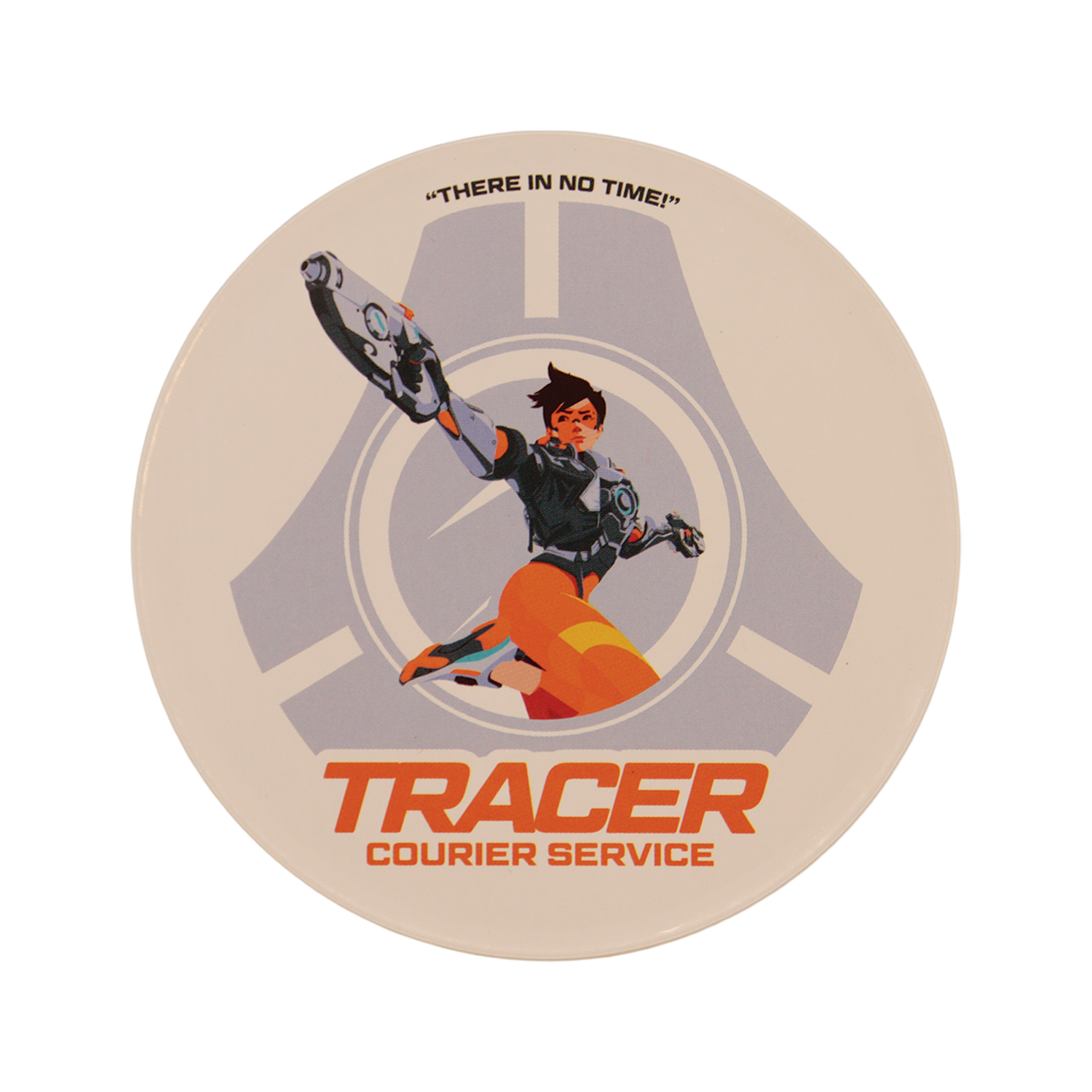 Un cartel redondo con Tracer de Overwatch, el texto Tracer Courier Service y el eslogan There in no time!