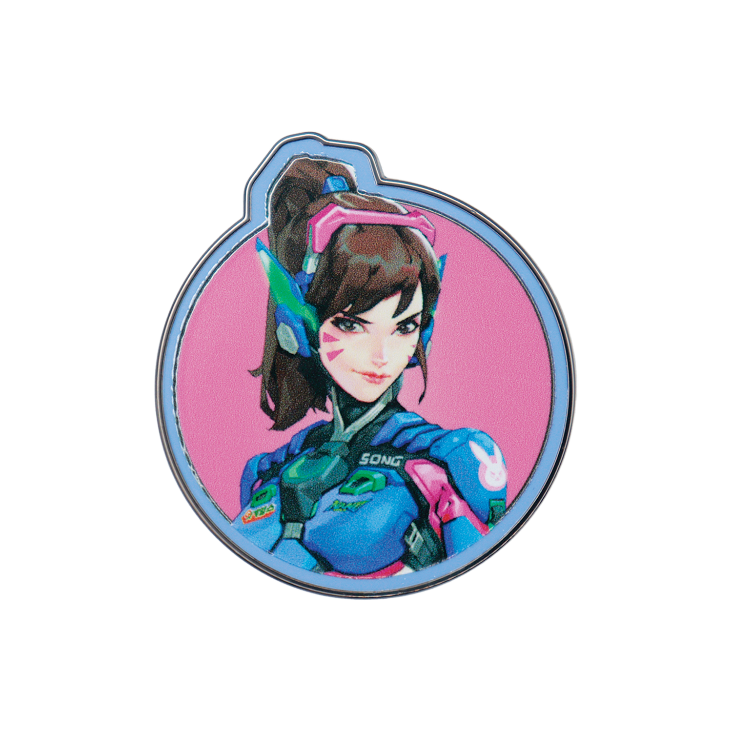 Una insignia redonda con el personaje de Overwatch D.Va con armadura azul sobre fondo rosa.