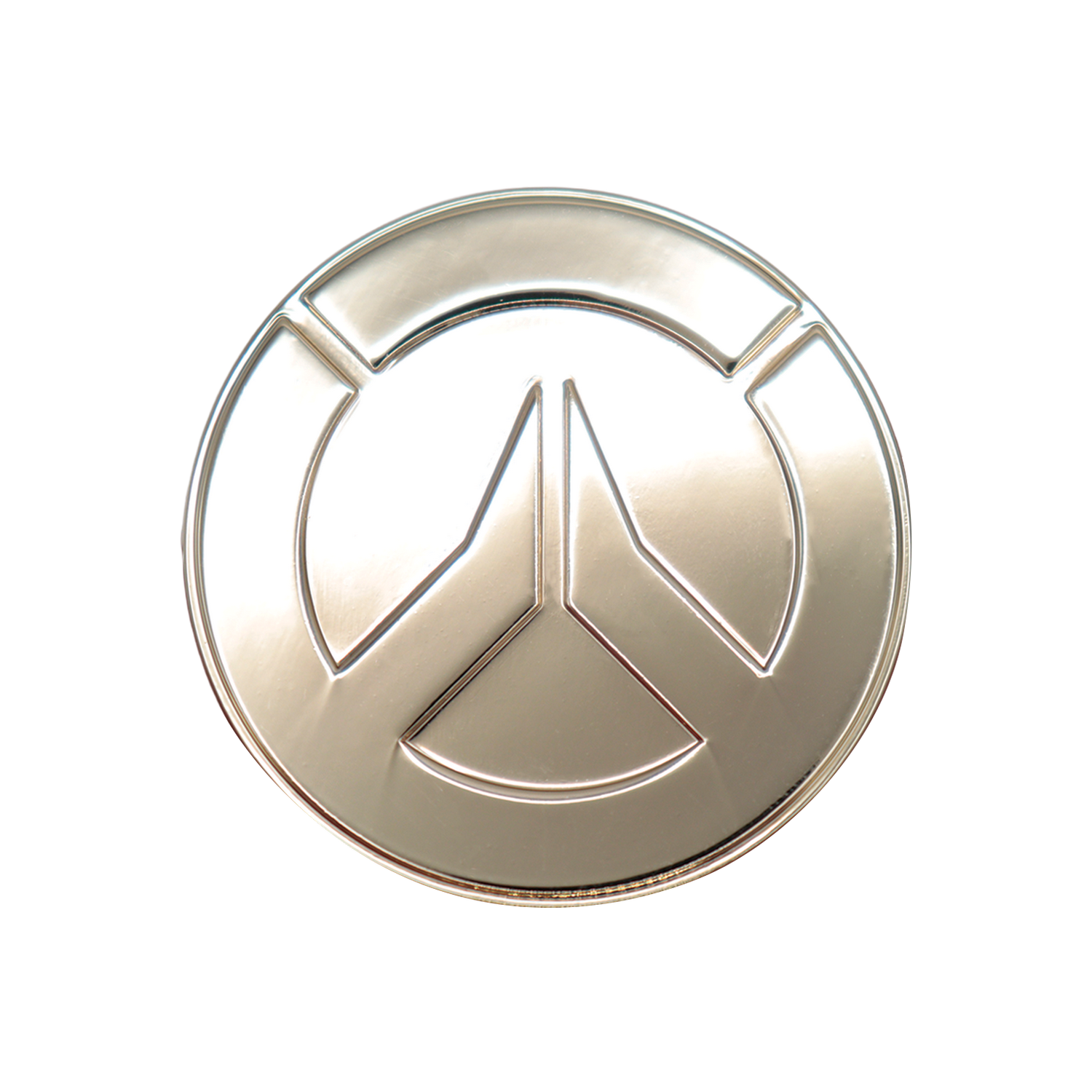 Una insignia de metal circular de color plateado con un emblema geométrico abstracto en relieve sobre fondo negro.