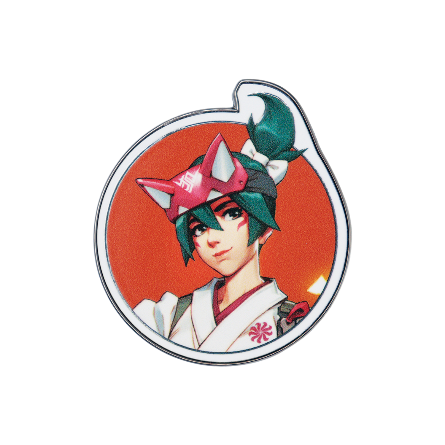 Un pin de anime muestra a una mujer con cabello verde y una máscara de kitsune roja sobre fondo naranja.