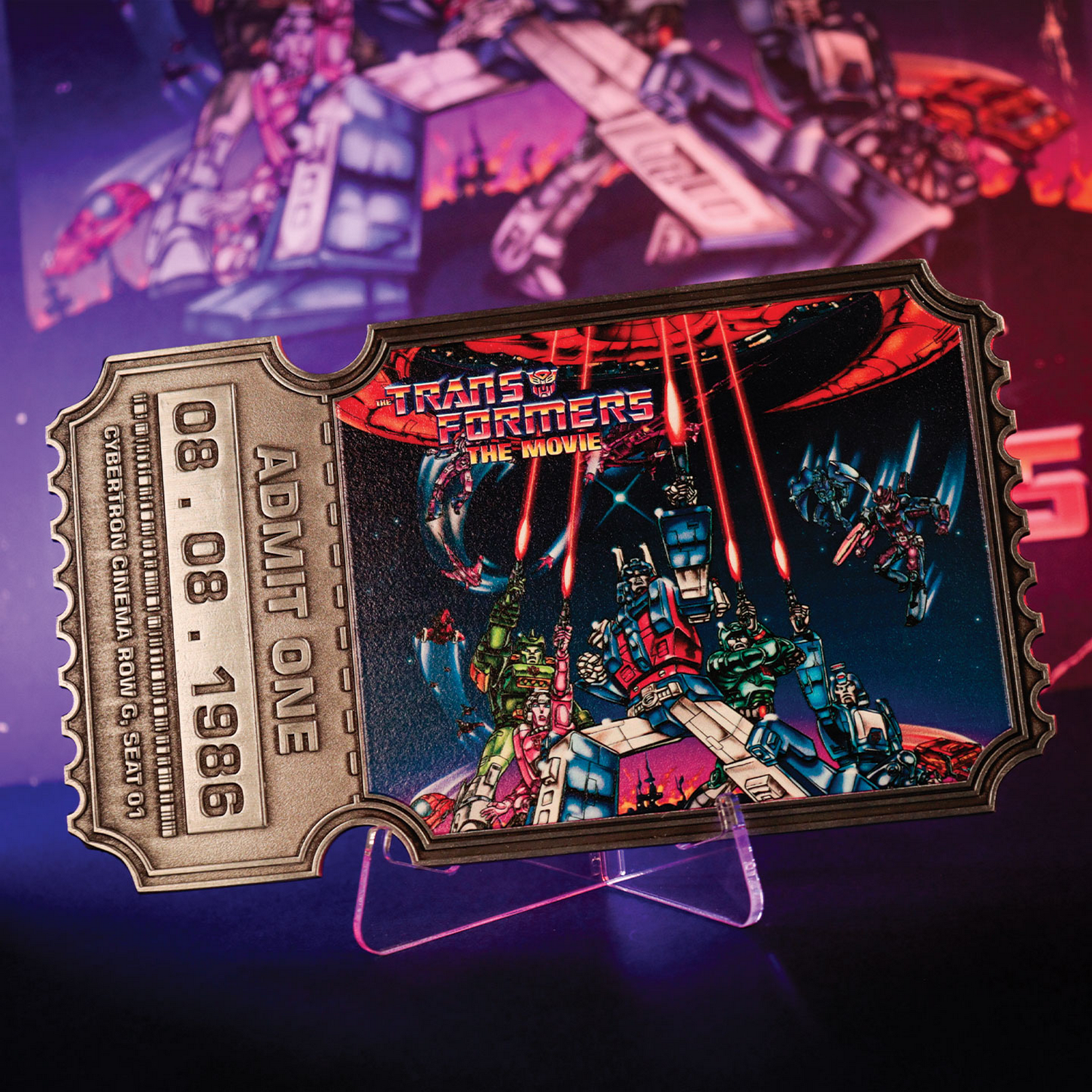 Una entrada de cine coleccionable para la película Transformers de 1986, exhibida en un soporte acrílico.