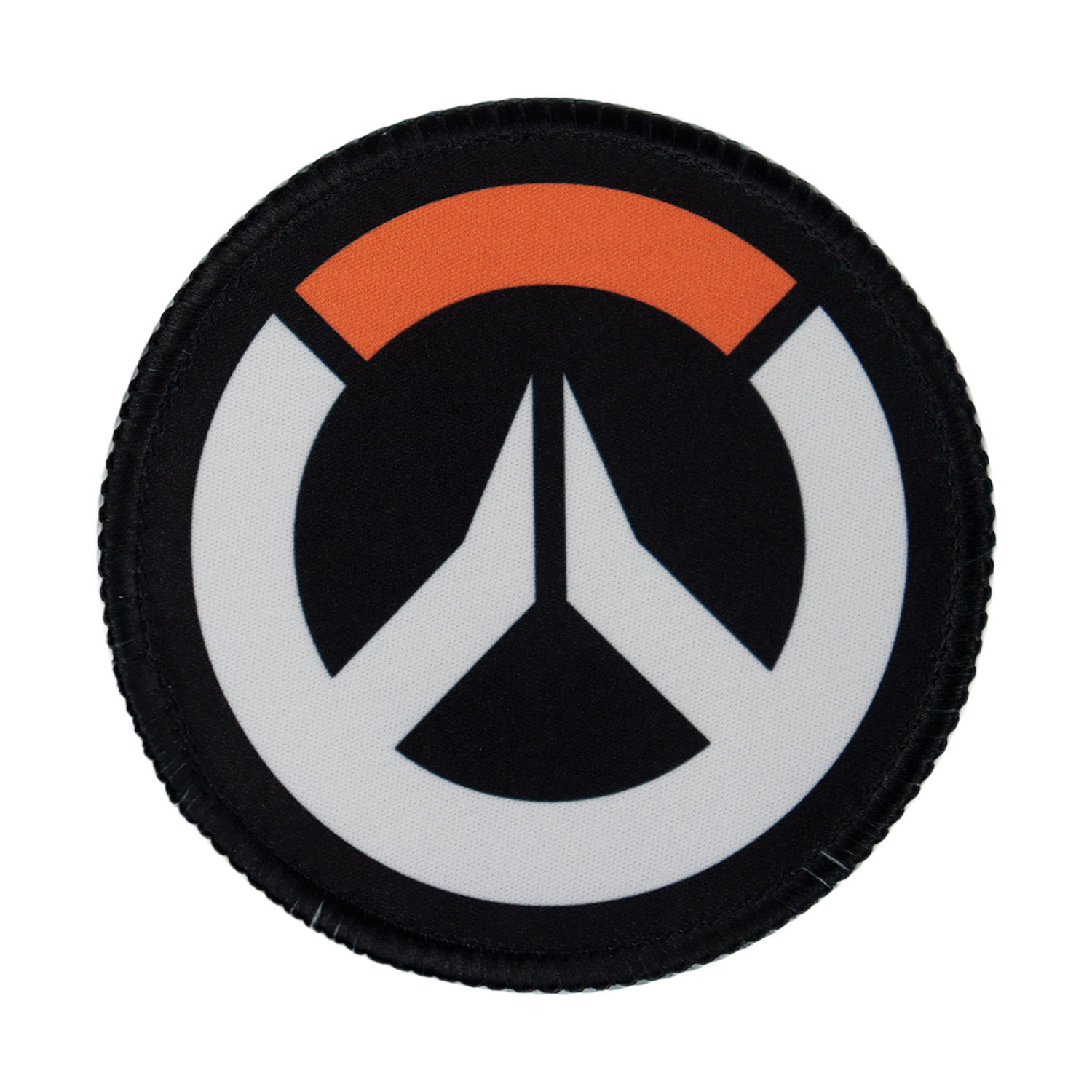 Un parche circular con el logotipo de Overwatch sobre fondo negro, símbolo blanco y arco naranja.