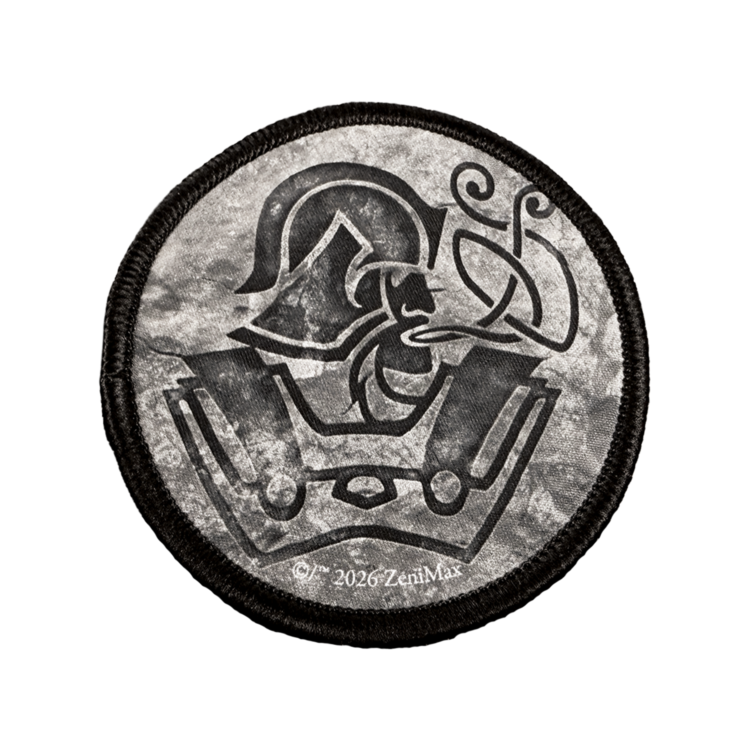Parche redondo con un casco de guerrero estilizado de perfil sobre fondo gris, con borde negro.