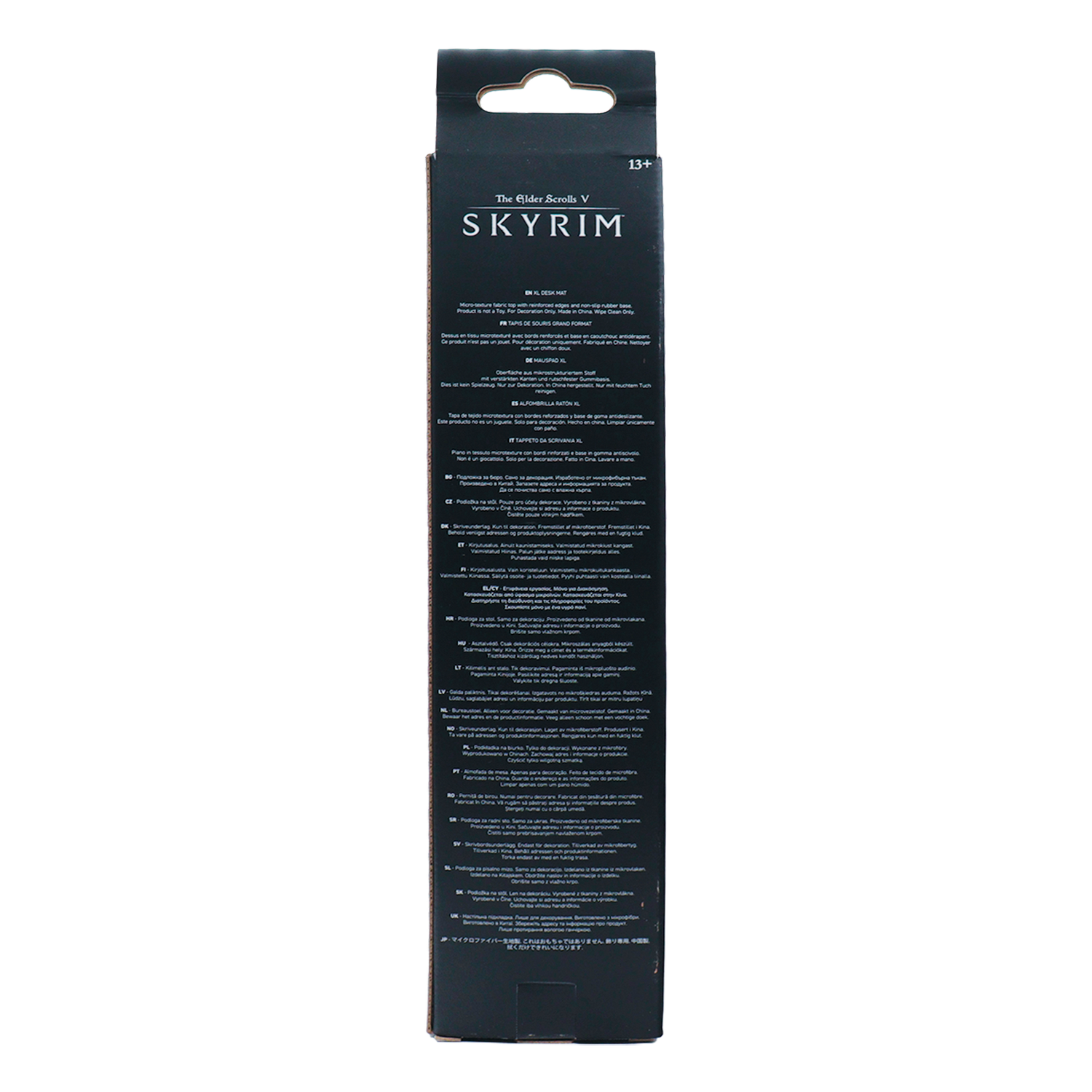 Parte trasera del embalaje de una alfombrilla Skyrim con texto multilingüe sobre fondo negro.