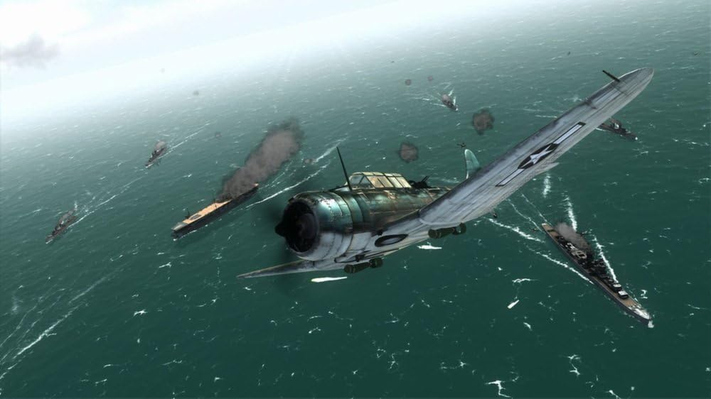 Un avión de combate clásico vuela bajo sobre el océano, rodeado de buques de guerra y explosiones.