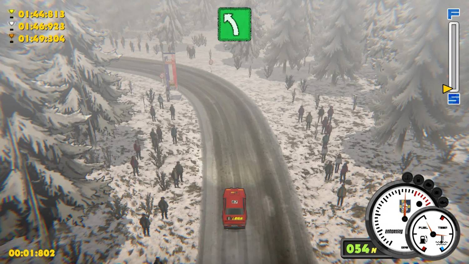 Un coche de rally rojo circula por una carretera de montaña nevada, rodeado de espectadores y árboles nevados.