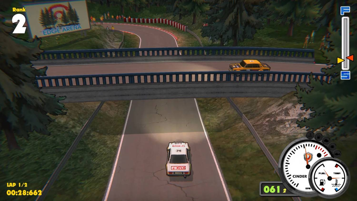 Un coche de rally blanco conduce por una carretera de montaña bajo un puente azul.
