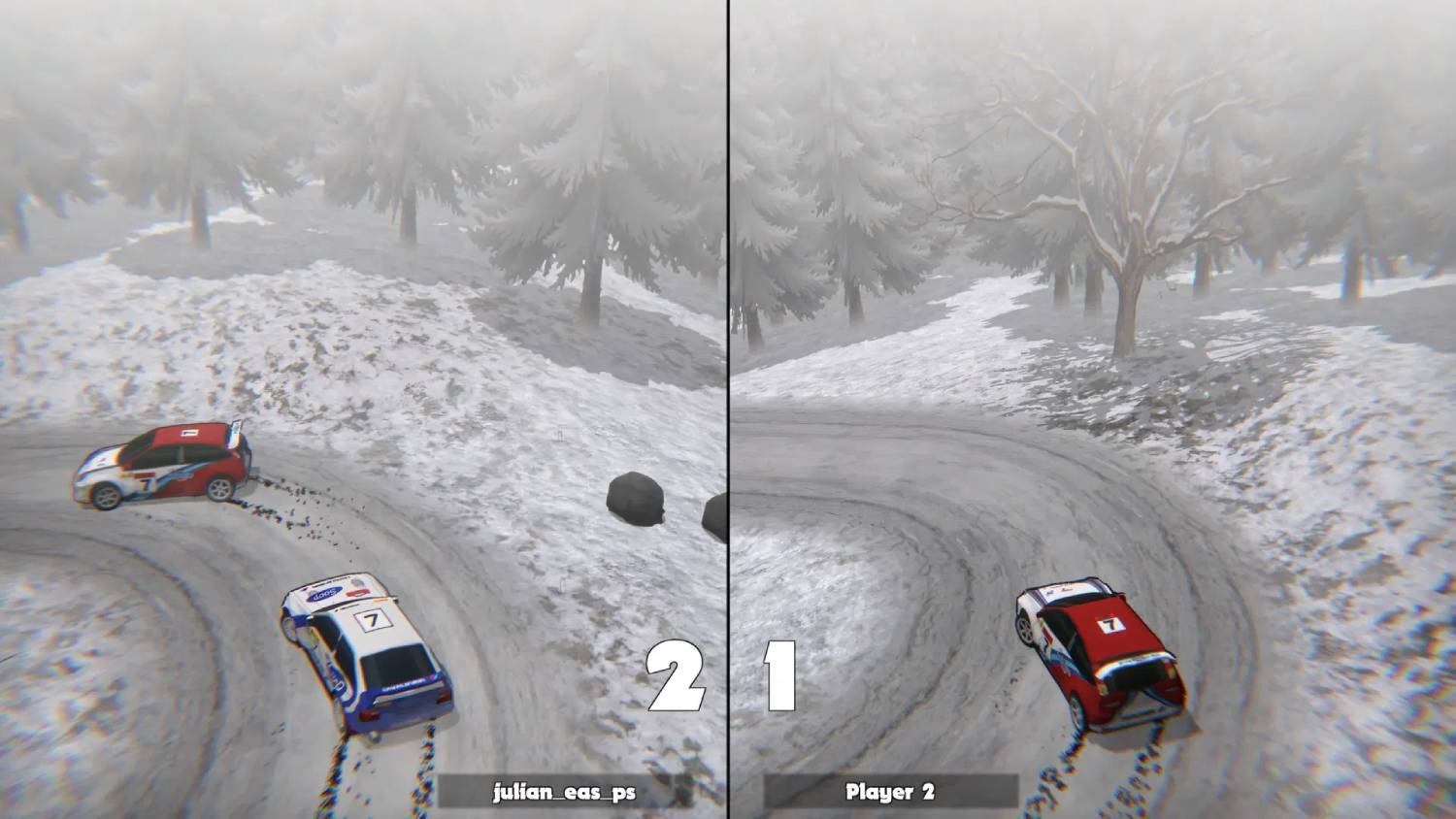 Pantalla dividida que muestra dos coches de rally compitiendo en una pista forestal nevada.