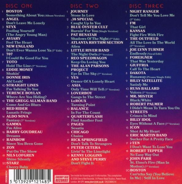Rückseite einer Musik-CD mit drei Spalten von Songtiteln und Künstlern auf blau-rotem Hintergrund.