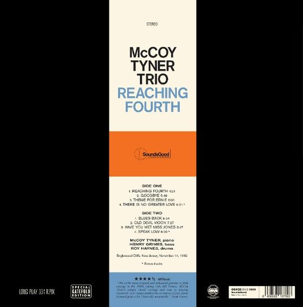 Albumcover für McCoy Tyner Trio Reaching Fourth mit Titelliste, schwarzen Rändern und weiß-blauem Mittelstreifen.