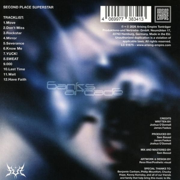 Albumrückseite mit Titelliste, Barcode, Credits und verschwommenem blauen Hintergrund.