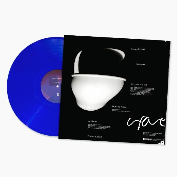 Eine blaue Vinylschallplatte neben einer schwarzen Platte mit weißem abstrakten Design und Text.