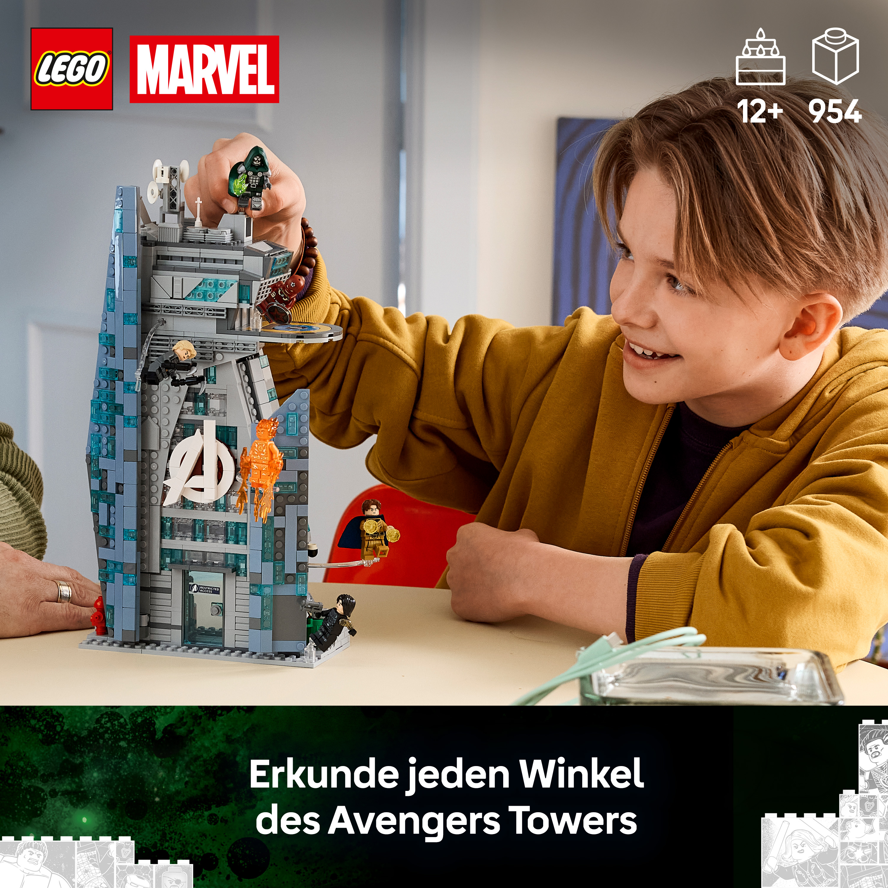 Ein Junge baut den Lego Marvel Avengers Tower zusammen und lächelt dabei.