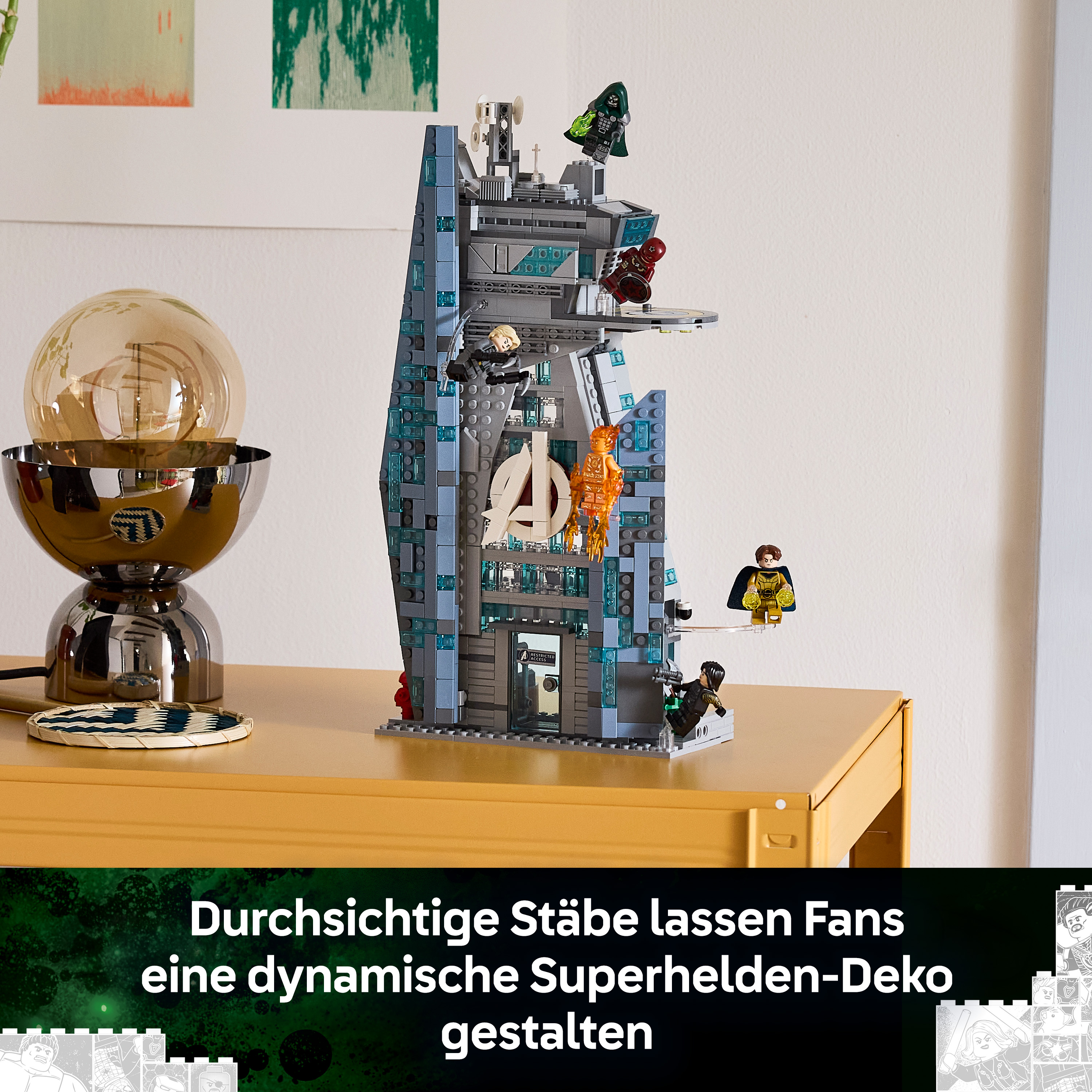 Lego Avengers Tower-Modell auf einem gelben Tisch mit Superhelden-Minifiguren.